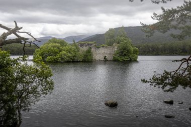 Loch An Eilein Kalesi, Rothiemurchus Ormanı 'nın derinliklerinde, Loch An Eilein Gölü' nün kuzeybatısındaki doğal bir adada bulunuyor.