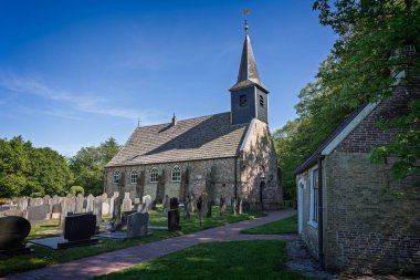 1250 yılında Duurswoude kilisesi adı altında inşa edilen küçük bir kilise Wijnjewoude ve Ikenheim köyüne yakındır.
