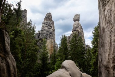 Adrspach Kayalıkları. Bu kaya şehri, tuhaf kaya oluşumları ve dar geçitleriyle gerçeküstü bir manzara. Adrspach, Çek Cumhuriyeti 'nin en önemli anlarından biridir..