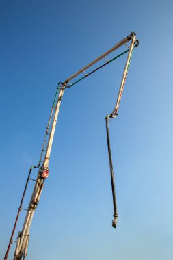 İnşaat alanında beton taşımaya hazır beton pompa kamyonu..