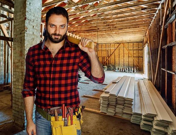 Ahşap Bir Evde Yapım Aşamasındaki Bir Marangozun Portresi — Stok fotoğraf