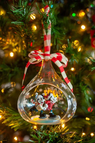 エンポリ イタリア 2022年11月25日 ミッキーとミニーアイススケートとガラスのディズニークリスマスボール — ストック写真