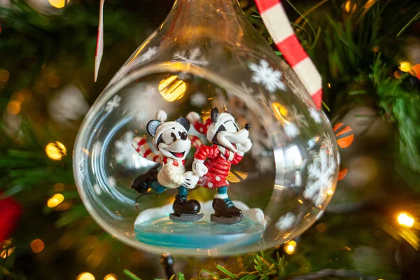 意大利恩波利 2022年11月25日 迪斯尼圣诞舞会 米老鼠和敏妮在玻璃中滑冰 — 图库照片