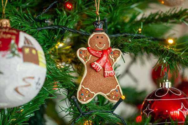 Pão Gengibre Pendurado Árvore Natal Com Bolas Luzes — Fotografia de Stock