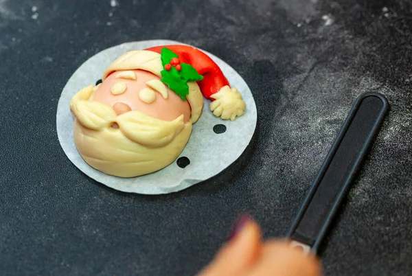 サンタクロースの形で蒸しサンドイッチの準備 — ストック写真