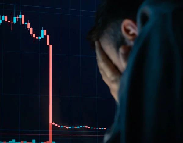 Gefrustreerde Depressieve Man Houdt Hoofd Hand Geschokt Toen Mondiale Aandelenmarkt — Stockfoto