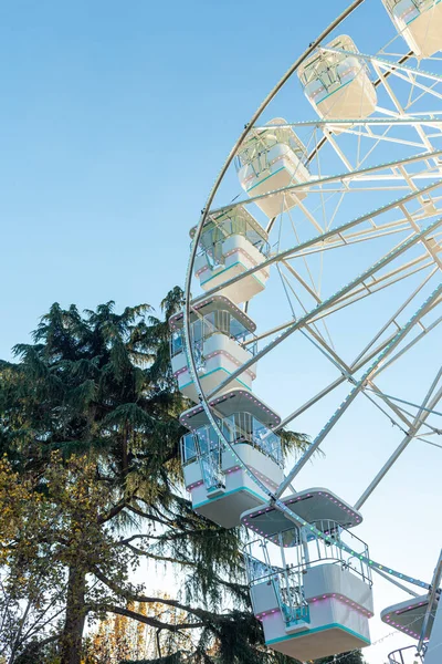 Ferris Wiel Blauwe Lucht Achtergrond Attractie Aanwezig Pretparken — Stockfoto