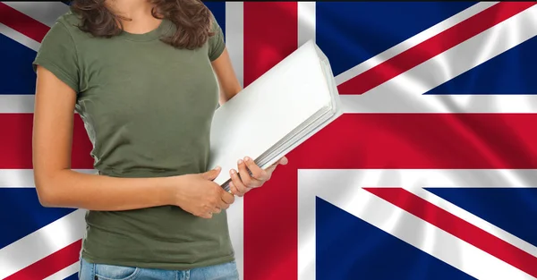 폴더를 여대생의 정도되는 사진입니다 외국어 Concept English Flag — 스톡 사진
