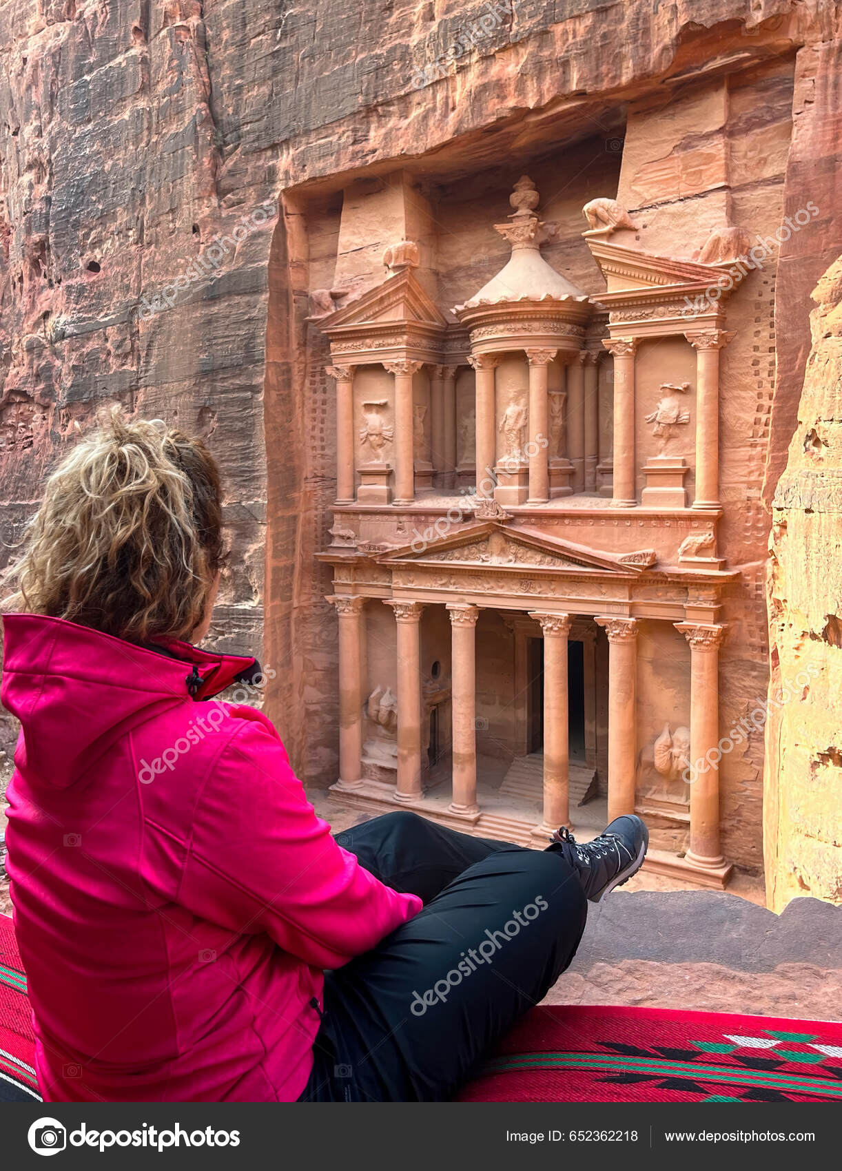 Antigua Petra Jordania Turista Sentado Por Detrás Mirando Las