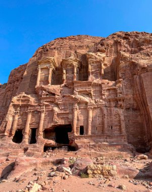 Little Petra 'da bir taş kesim evinin üstündeki tapınak ya da Ürdün' deki Siq Al-Barid.