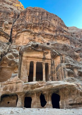 Little Petra 'da bir taş kesim evinin üstündeki tapınak ya da Ürdün' deki Siq Al-Barid.