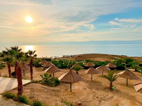 Ürdün Şemsiyelerle Ölü Deniz Sahili Tatil Köyü — Stok fotoğraf