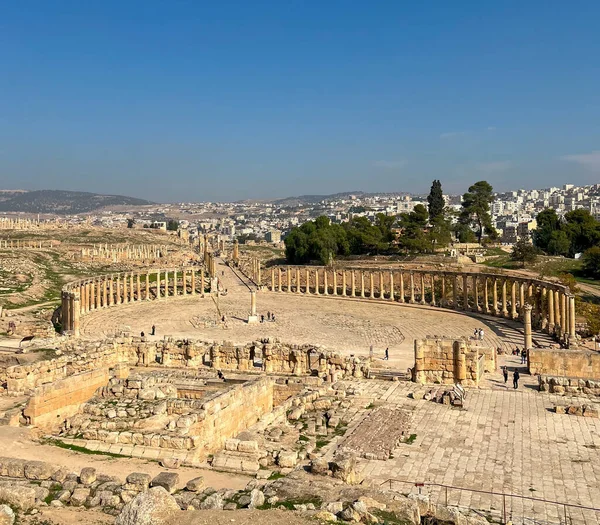 ジェラサのギリシャ ローマ都市とヨルダンのエルサレムを背景にした現代のエルサレム — ストック写真