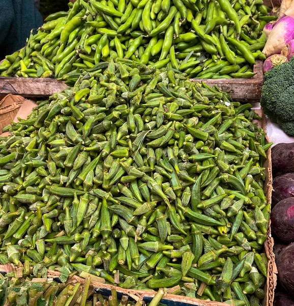 Pila Okra Madura Para Venta Mercado Agricultores Locales — Foto de Stock