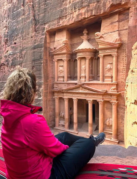 Ancient Petra Jordânia Turista Sentado Por Trás Olhando Para Ruínas — Fotografia de Stock