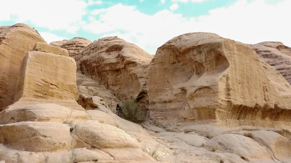 约旦Little Petra或Siq Barid的岩石切割房屋上方的圣殿 — 图库照片