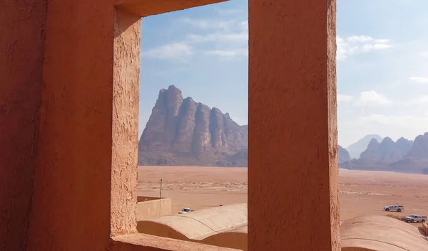 窓から見た七つの智慧の柱 Wadi Rumのエントリ上の美しい岩の形成 — ストック写真