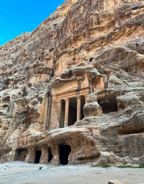 约旦Little Petra或Siq Barid的岩石切割房屋上方的圣殿 — 图库照片