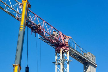 İnşaat vincinin sökülmesi.