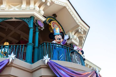 Paris, Fransa - 2 Haziran 2023: 30. yıldönümü vesilesiyle en ünlü Disney karakterleri turistleri girişte karşılıyorlar..