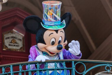 Paris, Fransa - 2 Haziran 2023: Disneyland Paris parkının 30. yıldönümü vesilesiyle Mickey Mouse turistleri girişte karşılıyor.