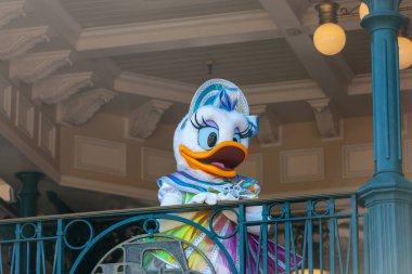 Paris, Fransa - 2 Haziran 2023: Disneyland Paris parkının 30. yıldönümü vesilesiyle Daisy Duck turistleri girişte karşılıyor..
