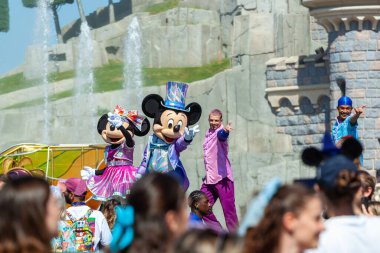 Paris, Fransa - 2 Haziran 2023: Disneyland Paris 'in 30. yıldönümü münasebetiyle sabah meydanda gösteri.