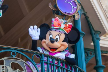 Paris, Fransa - 2 Haziran 2023: Disneyland Paris 'in 30. yıldönümü vesilesiyle, Minnie mouse turistleri girişte karşılıyor.