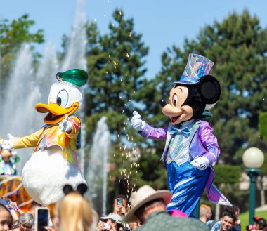 Paris, Fransa - 2 Haziran 2023: Disneyland Paris 'in 30. yıldönümü münasebetiyle sabah meydanda gösteri.