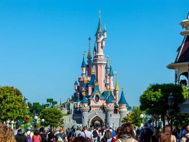 Paris, Fransa - 2 Haziran 2023: Paris 'teki Disneyland Park' ın merkezindeki peri masalı şatosu. Şato sabahın erken saatlerinde fotoğraflandı..