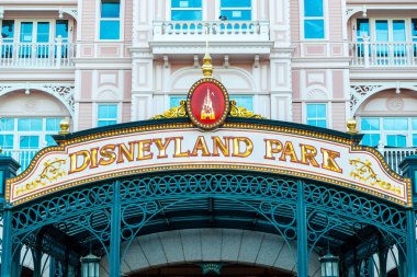 Paris, Fransa - 2 Haziran 2023: Disneyland Paris eğlence parkı tabelası. Mickey Mouse 'un otelinin altında..