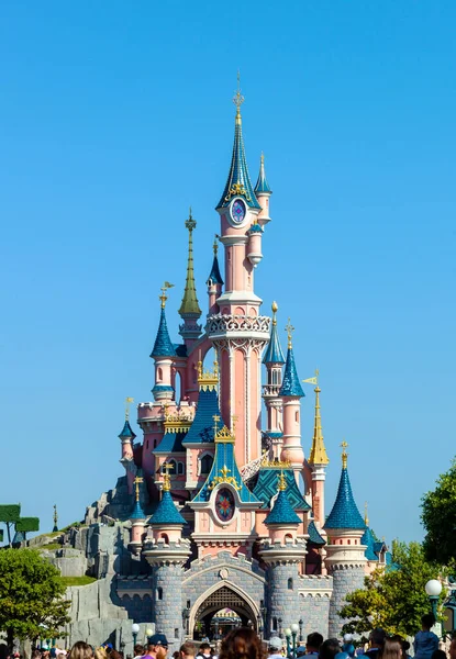 Париж Франция Июня 2023 Года Сказочный Замок Центре Парка Диснейленд — стоковое фото