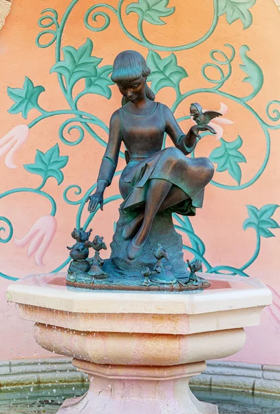 Parigi Francia Giugno 2023 Statua Cenerentola Una Fontana Acqua Disneyland — Foto Stock