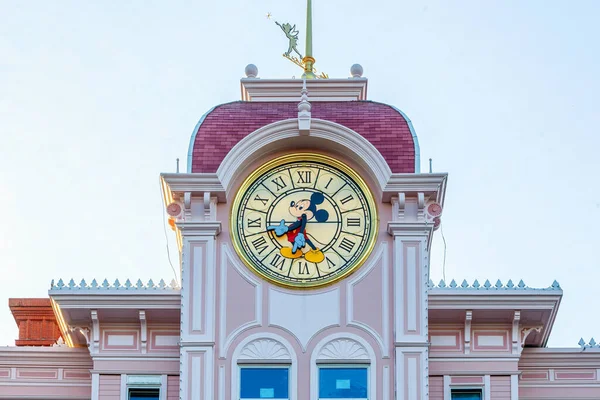 París Francia Junio 2023 Mickey Mouse Clock Encabeza Hotel Entrada — Foto de Stock