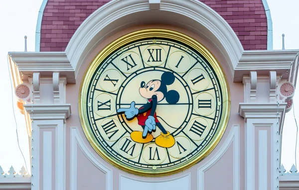 París Francia Junio 2023 Mickey Mouse Clock Encabeza Hotel Entrada — Foto de Stock