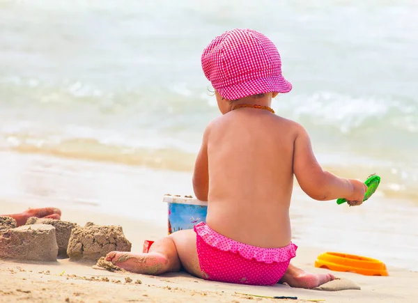 Pequeña Niña Juega Costa Playa Con Sombrero — Foto de Stock