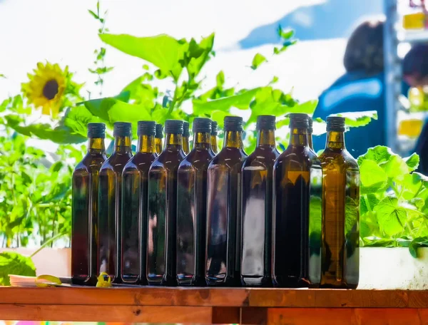 Продажа Бутылок Органического Оливкового Масла — стоковое фото