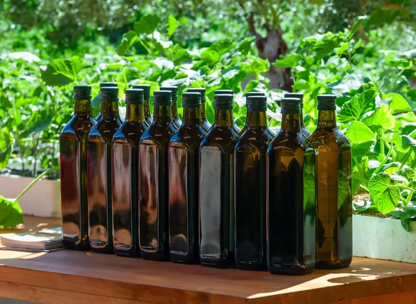 Sprzedaż Butelek Ekologiczną Oliwą Oliwek — Zdjęcie stockowe