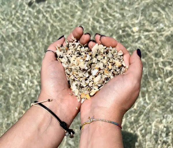 Mani Forma Cuore Con Conchiglie Dalla Spiaggia Playa Conchal Costa — Foto Stock