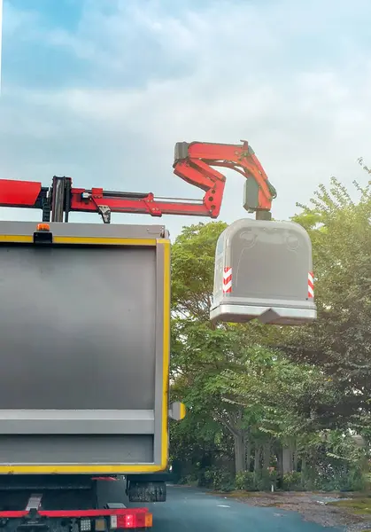 Bir kamyon İtalya 'da cam konteynırları boşaltıyor.