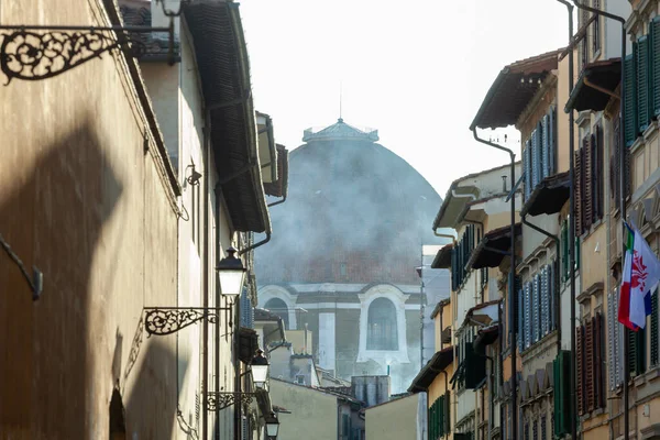 Floransa Daki Brunelleschi Kubbesi Nin Kısmi Manzarası Bir Ara Sokağı — Stok fotoğraf