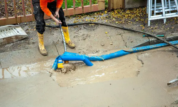 Arbetare Reparerar Ett Trasigt Vattenrör Gatan Genom Att Använda Pump — Stockfoto