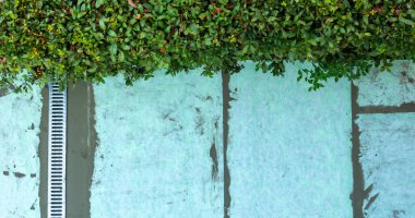 Ses emici paspas ve su boşaltma ızgarasıyla hazırlanmış bir ekranın üst görüntüsü.