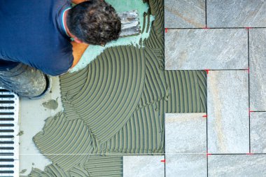 Mala zeminine yapıştırıcı sürüyorum. Yukarıdan görüntüle.