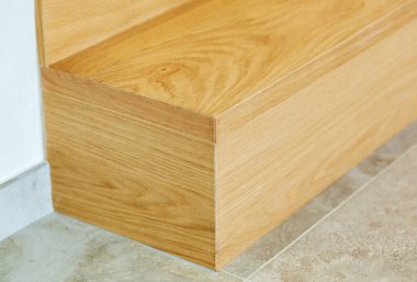 Bir meşe parketinin seçici odak ayrıntısı porselen taş kaplama üzerine basamak.