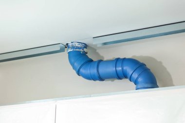 Duvar üniteleri ve mutfak tavanı arasındaki alçı kaplama için destek yapısı. Görünmez kaput emme borusunu kapatmanın çözümü.