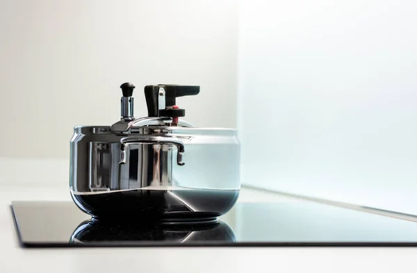 Paslanmaz Çelik Düdüklü Tencere Modern Bir Indüksiyon Pişirme Hobisinde — Stok fotoğraf