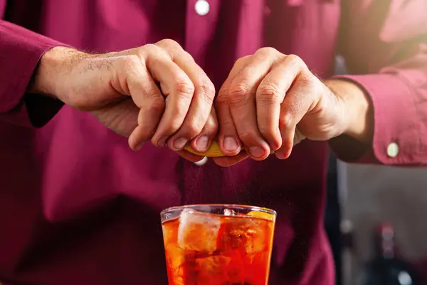 Barman Squeezes Lemon Peel Cocktail — Stock Photo, Image
