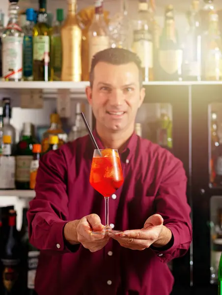 Glimlachende Mannelijke Barman Biedt Een Vers Gemaakte Cocktail Een Moderne Stockfoto