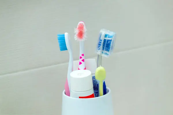 Gebruikte Geruïneerde Tandenborstels Een Witte Houder Een Neutrale Achtergrond — Stockfoto